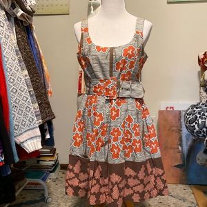 BUTTON sleeveless scoop neck dress w/ belted waist. Side zipper closure. Size M